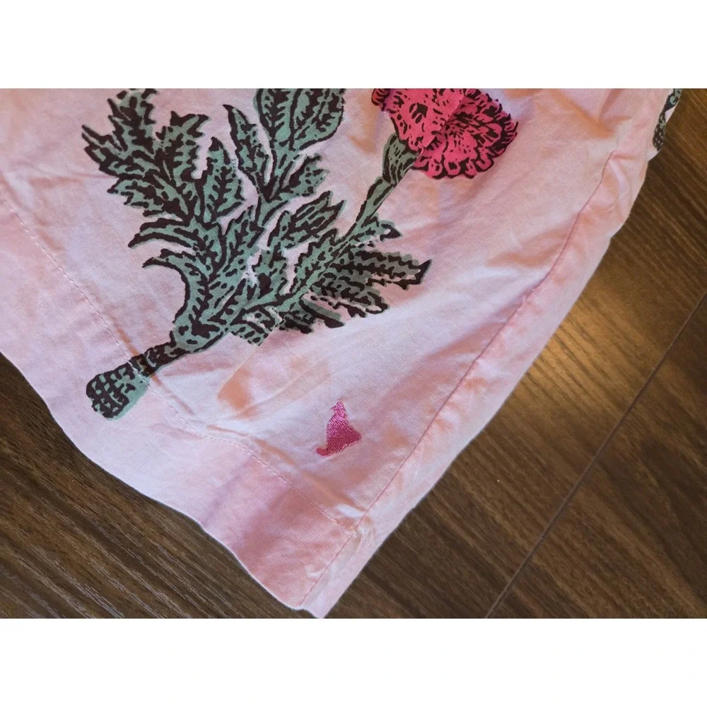 Pink Chicken features or vibrant